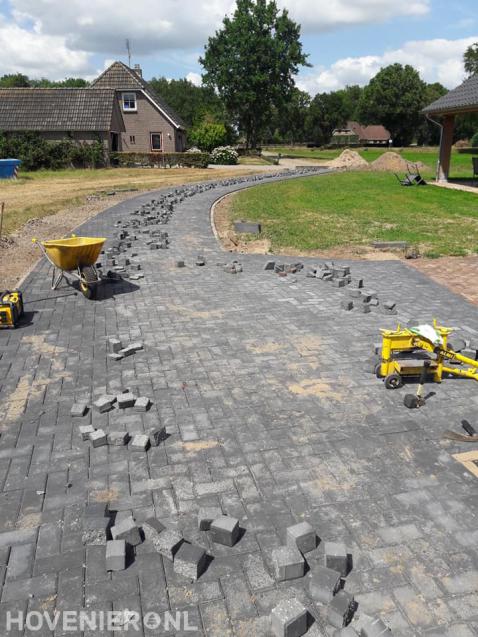 Toegangsweg bestraten met betonklinkers