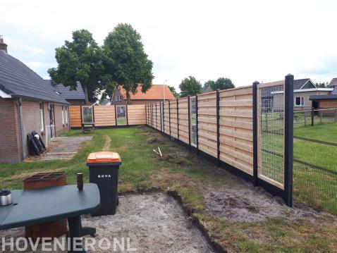 Hout beton schutting plaatsen