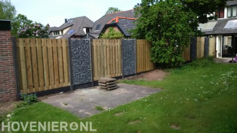 Hout beton schutting gecombineerd met schanskorven