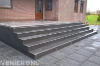 Stenen trap naar verhoogd terras