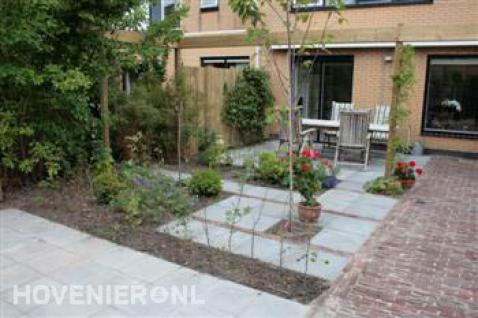 Achtertuin met terras en pergola 1