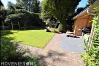 Tuinrenovatie met gazon, bestrating en kapschuur