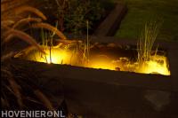 Kleine vijver met verlichting
