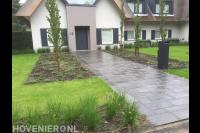 Looppad van natuursteen naar voordeur villa