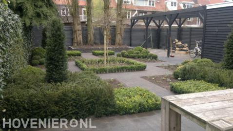 Tuin met pergola, haagjes en buxusbollen