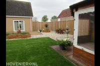 Achtertuin aanleggen met bestrating, grind, gazon en plantenbakken 1