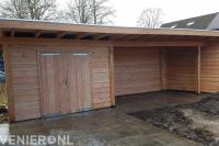 Houten schuurtje met overkapping