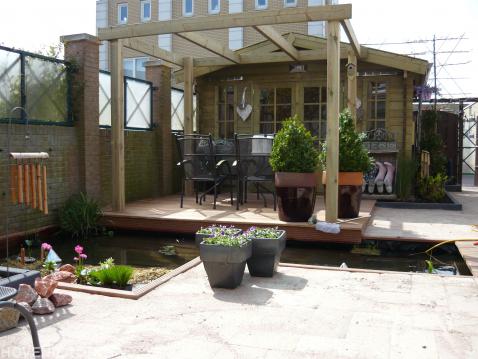 Tuinaanleg met vijver, vlonder, pergola en houten tuinhuis