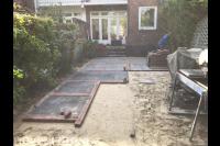 Tuin bestraten met siertegels en rode klinkers