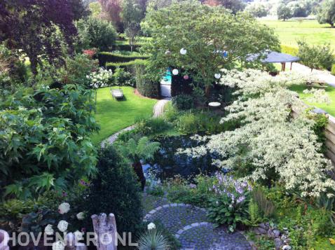 Bovenaanzicht speelse tuin met vijver en gazon 2