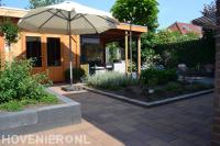 Houten veranda met glazen wanden en loungeset 2