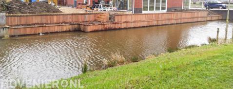 Houten beschoeiing bij nieuwbouwwoning aan het water