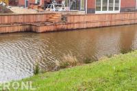 Houten beschoeiing bij nieuwbouwwoning aan het water