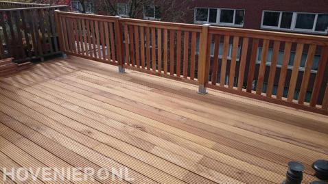 Dakterras met houten vlonder en hekwerk