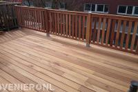 Dakterras met houten vlonder en hekwerk