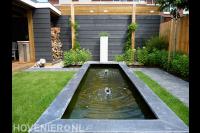 Kleine strakker vijver met fonteintjes