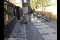 Achtertuin aanleggen met bestrating, split en plantenbakken