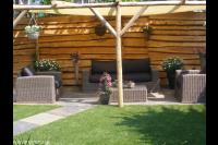 Houten pergola op terras met loungeset 2