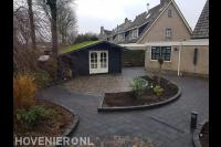 Tuin bestraten met betonklinkers en koppelstenen in cirkelpatronen