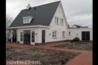 Bestrating van rode gebakken klinkers bij villa