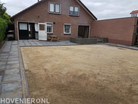 Achtertuin bestraten en grond egaliseren