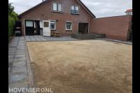 Achtertuin bestraten en grond egaliseren