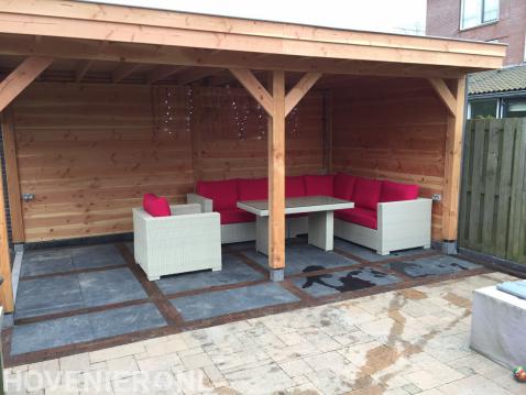 Houten veranda met sierbestrating