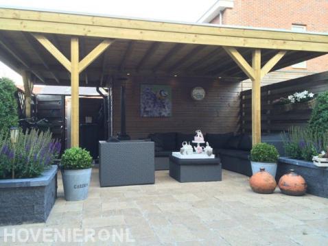 Houten overkapping met loungeset