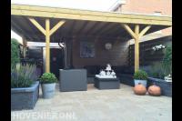 Houten overkapping met loungeset