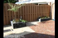 Bestrating in visgraatverband en plantenbak van stapelblokken 2