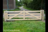 Houten hek bij weiland