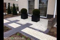 Onderhoudsarme voortuin met sierbestrating, grind en bloembakken