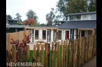 Tuinafscheiding van kastanjehouten palen