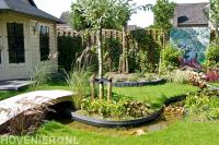 Tuin met beekloop en houten bruggetje