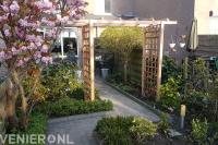 Een pergola voor jonge jasmijn klimplanten die geurige bloemen geven