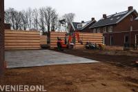Tuinaanleg met terras en houten schutting