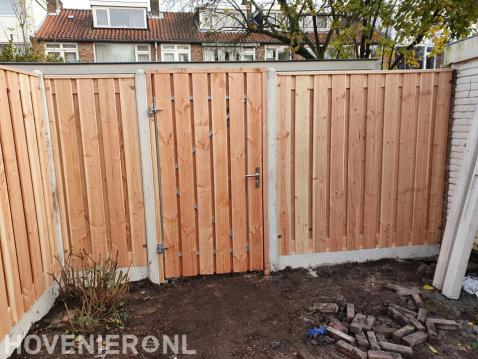 Hout beton schutting met poort