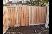Hout beton schutting met poort