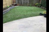 Tuinaanleg met bestrating, graszoden en verhoogde border