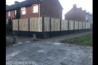 Hout beton schutting bij hoekwoning