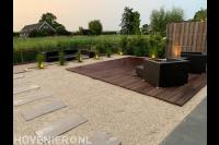 Strakke achtertuin met vlonder en verlichting