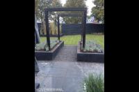 Donkere houten pergola in boven plantenbakken met lavendel