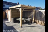Tuinaanleg met bestrating en houten overkapping