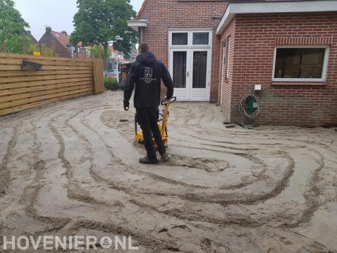 Voorbereidend grondwerk voor het leggen van bestrating