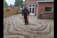 Voorbereidend grondwerk voor het leggen van bestrating