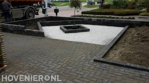 Voortuin met borders van stapelblokken en grind 1