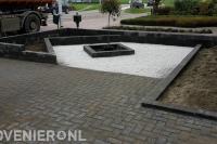 Voortuin met borders van stapelblokken en grind 1
