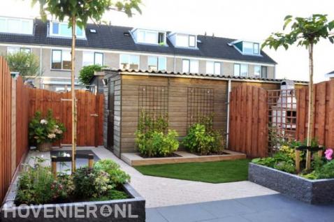 Strakke tuin met terras, gazon, plantenbakken en houten schutting 2