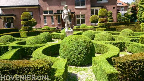 Klassieke tuin met vormsnoei van buxushagen en buxusbollen 1