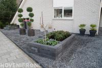 Onderhoudsarme voortuin met bloembakken en split